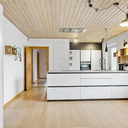 Spacious Family Friendly House 别墅 *